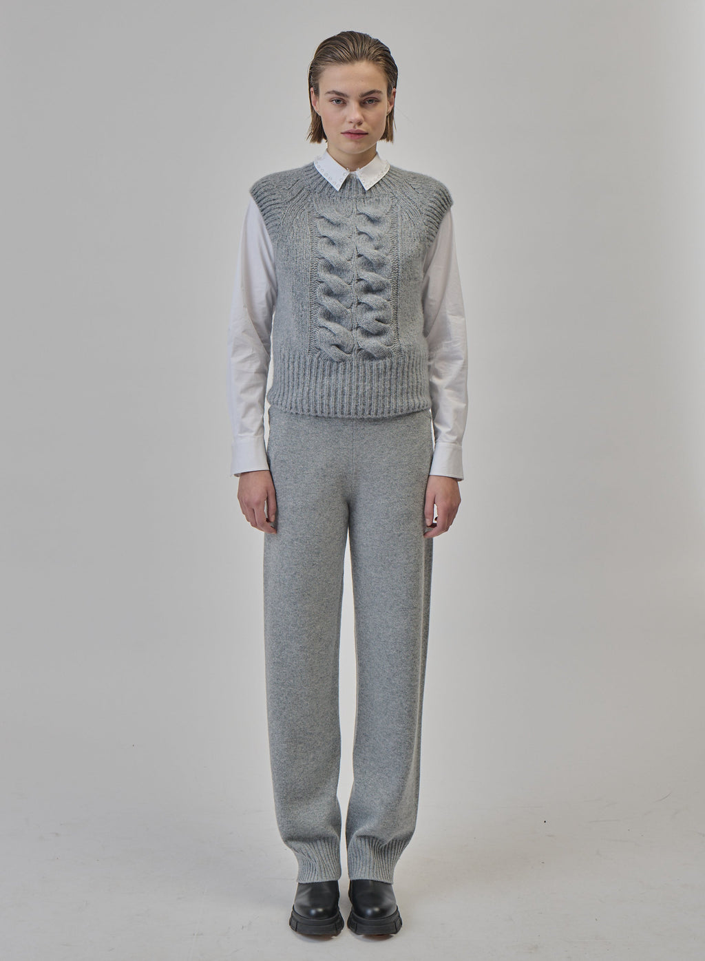 Sculpted Cable Cashmere and Silk Vest — Lorena Antoniazzi (2)