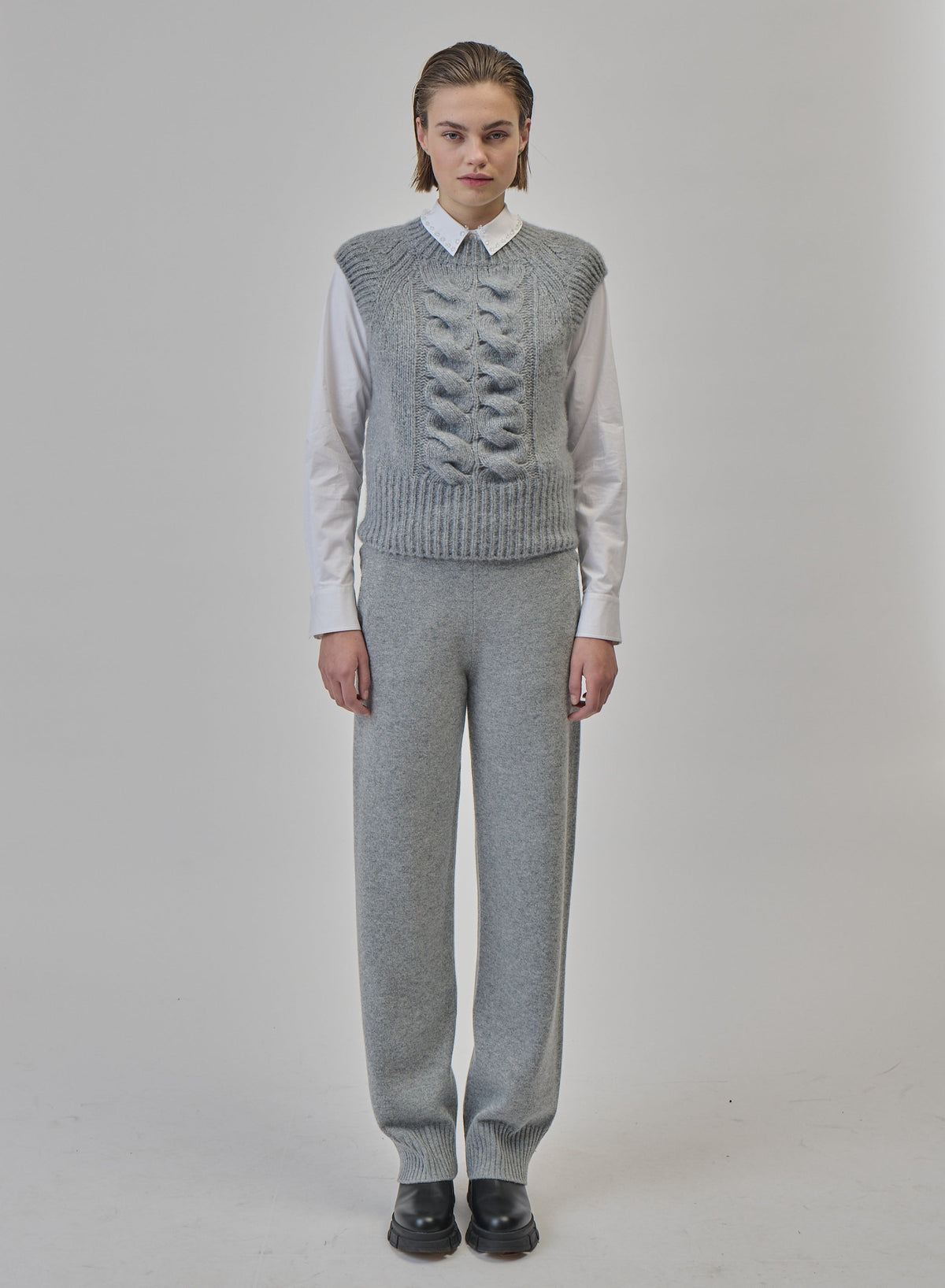 Sculpted Cable Cashmere and Silk Vest — Lorena Antoniazzi (2)