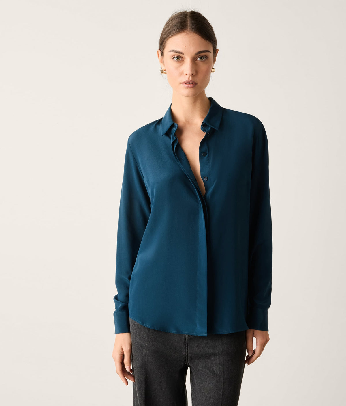 Frame Silk Crêpe de Chine Collared Shirt in Abyss Blue, view 2