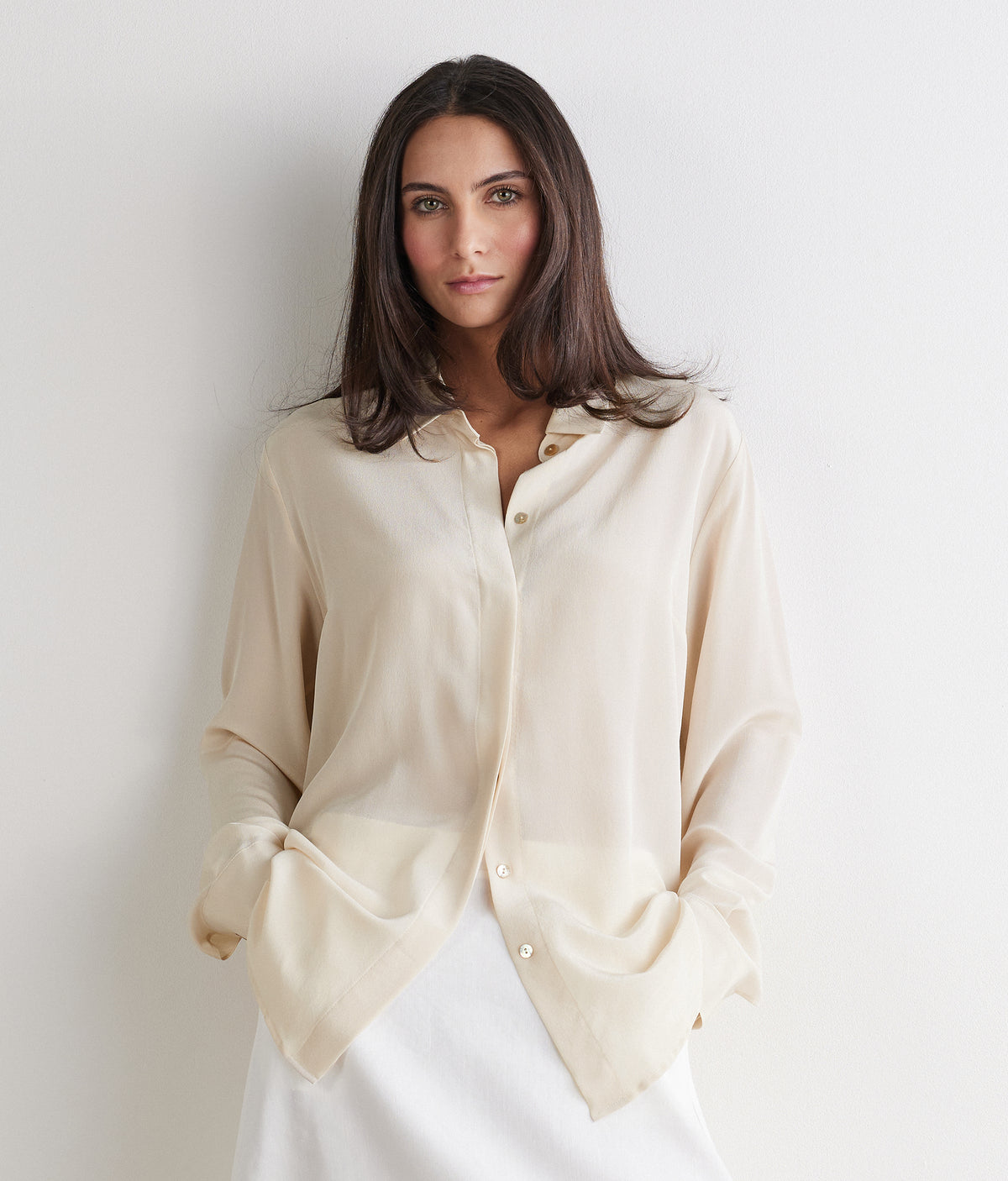 Frame Silk Crêpe de Chine Collared Shirt in LIGHT MOTHER OF PEARL GRAY, view 2