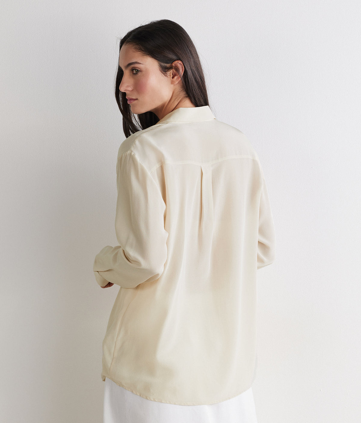Frame Silk Crêpe de Chine Collared Shirt in LIGHT MOTHER OF PEARL GRAY, view 3
