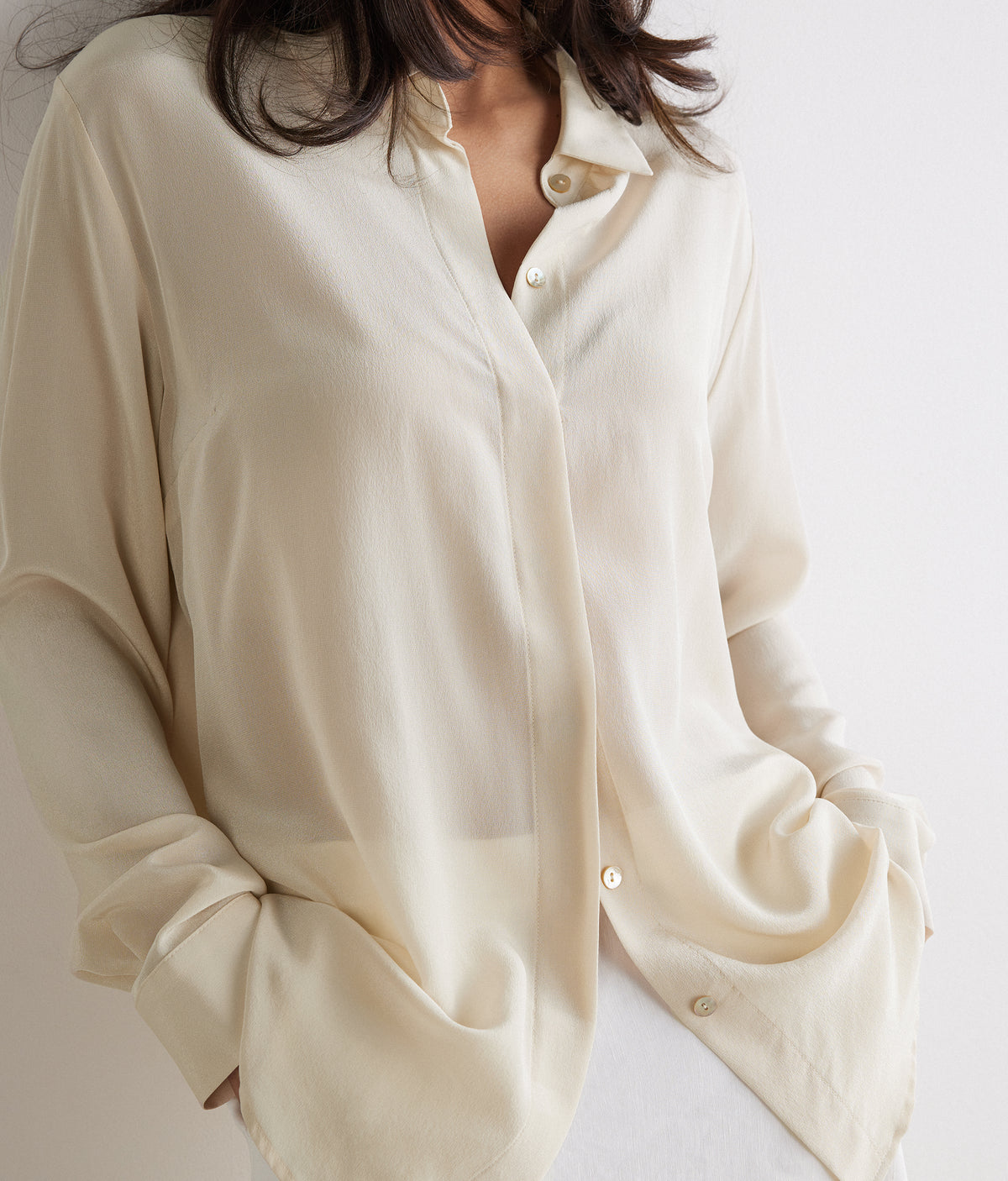 Frame Silk Crêpe de Chine Collared Shirt in LIGHT MOTHER OF PEARL GRAY, view 4