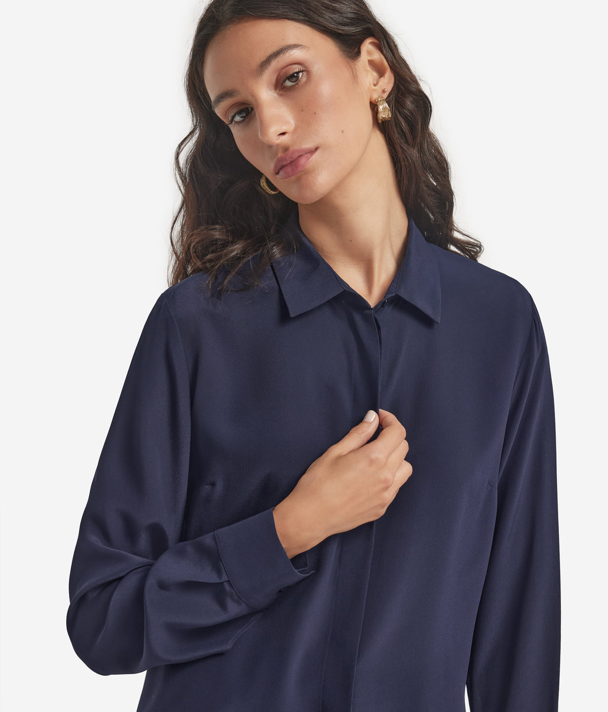 Frame Silk Crêpe de Chine Collared Shirt in Navy Blue, view 4