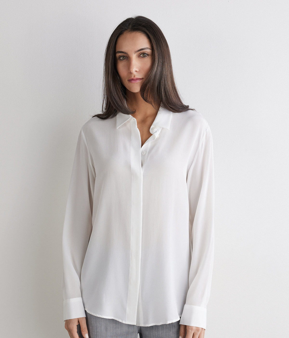 Frame Silk Crêpe de Chine Collared Shirt in White, view 2