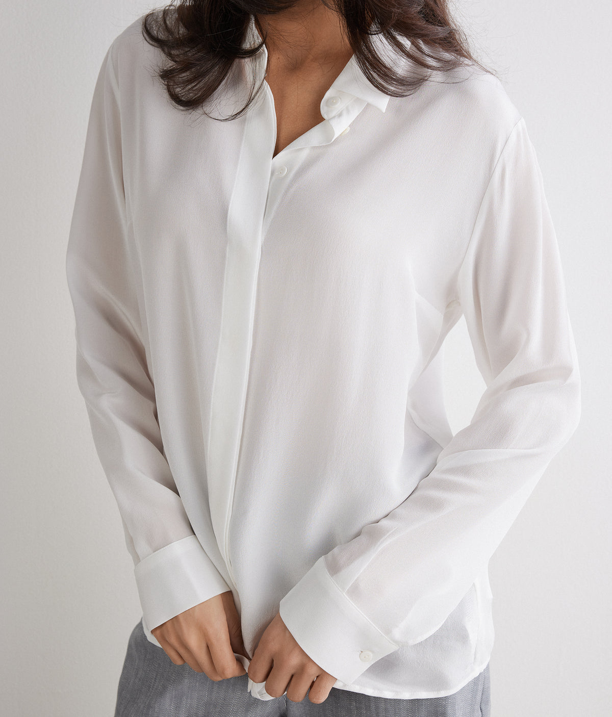 Frame Silk Crêpe de Chine Collared Shirt in White, view 4
