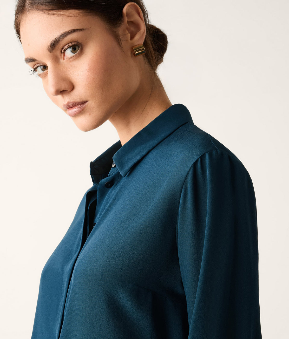 Frame Silk Crêpe de Chine Collared Shirt in Abyss Blue, view 4