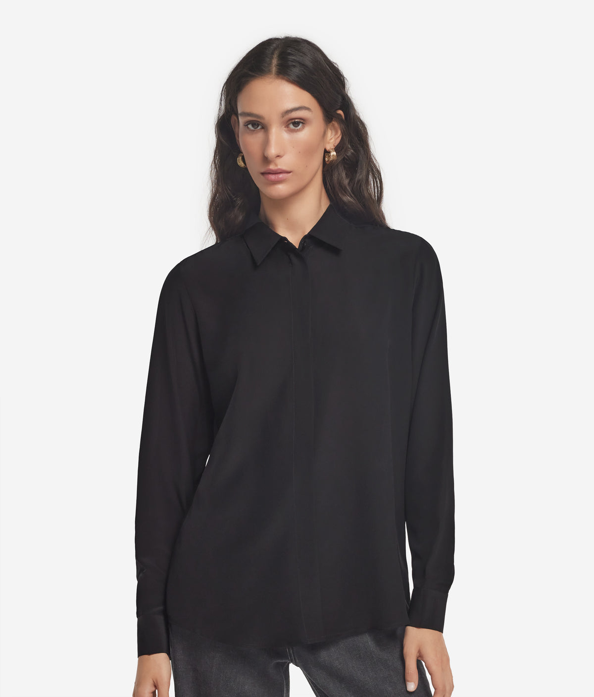 Frame Silk Crêpe de Chine Collared Shirt in Black, view 2