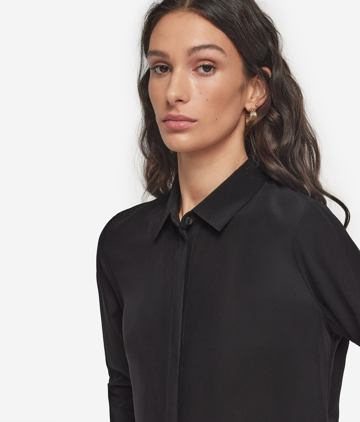 Frame Silk Crêpe de Chine Collared Shirt in Black, view 4