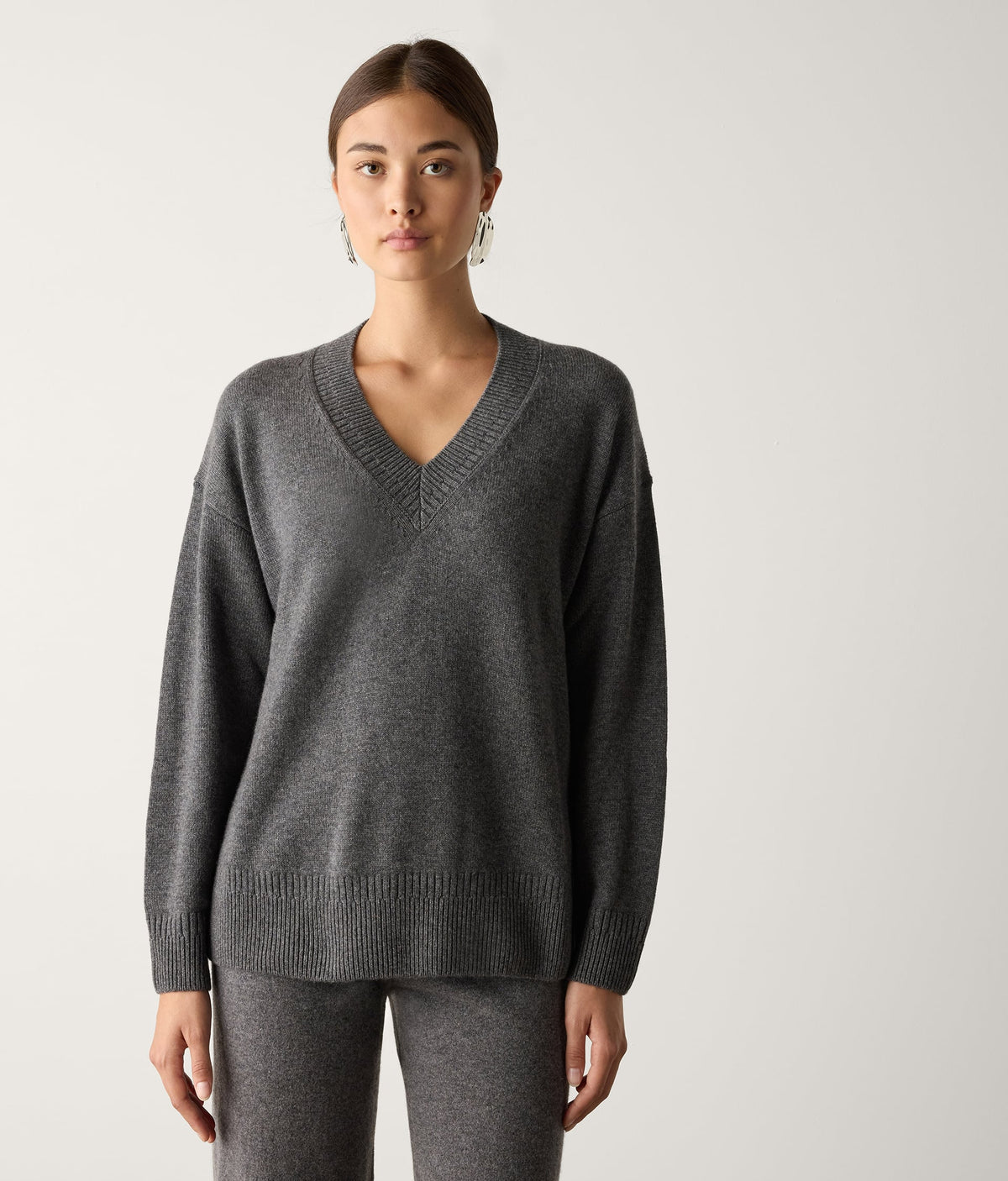 Contour Varied-Rib Cashmere V-Neck Sweater in Dark Grey Melange, view 2