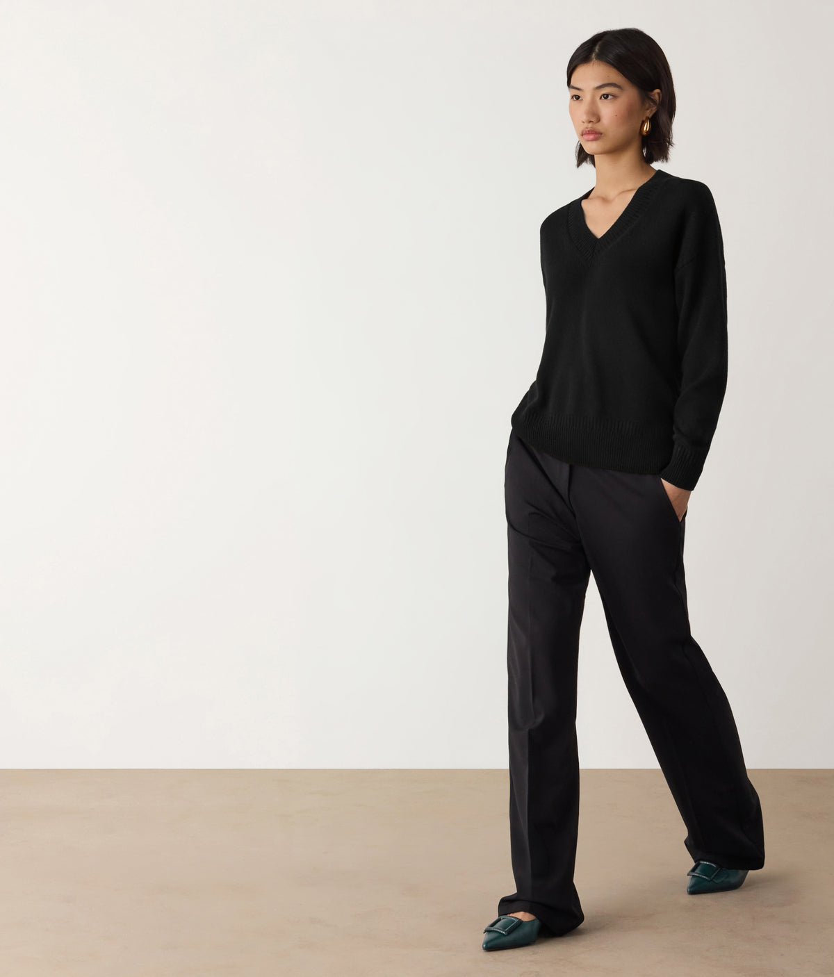 Contour Varied-Rib Cashmere V-Neck Sweater in Black, view 5