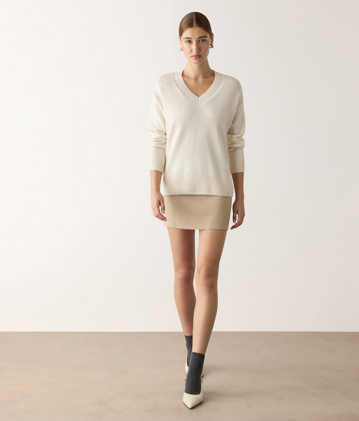 Contour Varied-Rib Cashmere V-Neck Sweater in Bow, primary view