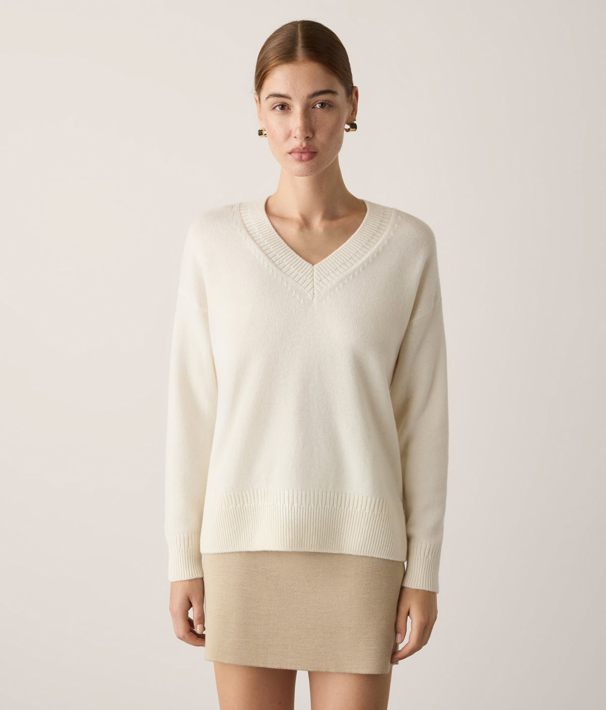 Contour Varied-Rib Cashmere V-Neck Sweater in Bow, view 2