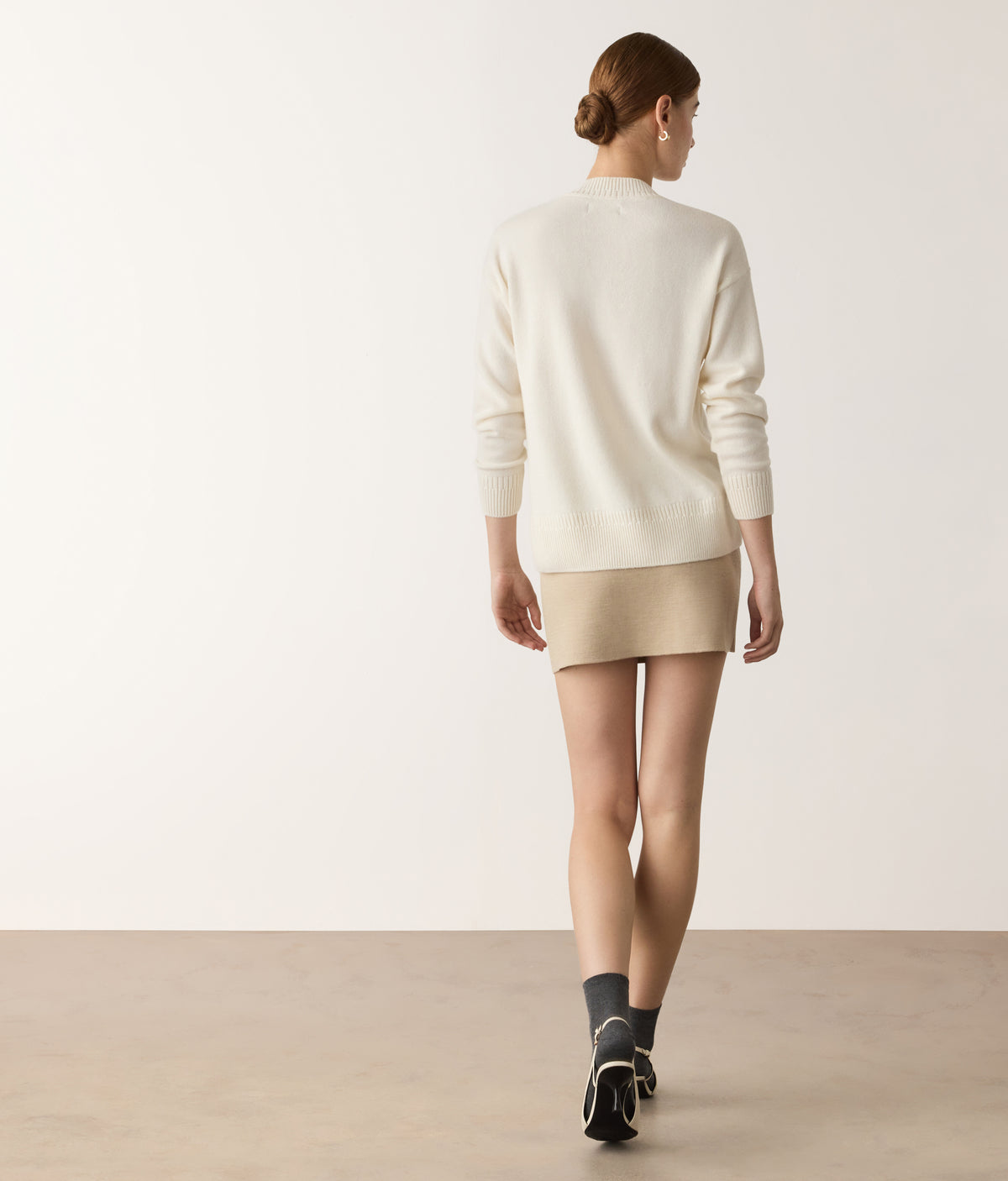 Contour Varied-Rib Cashmere V-Neck Sweater in Bow, view 3