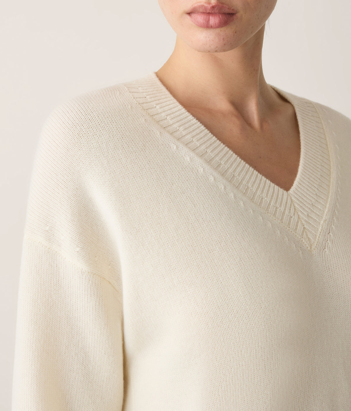 Contour Varied-Rib Cashmere V-Neck Sweater in Bow, view 4