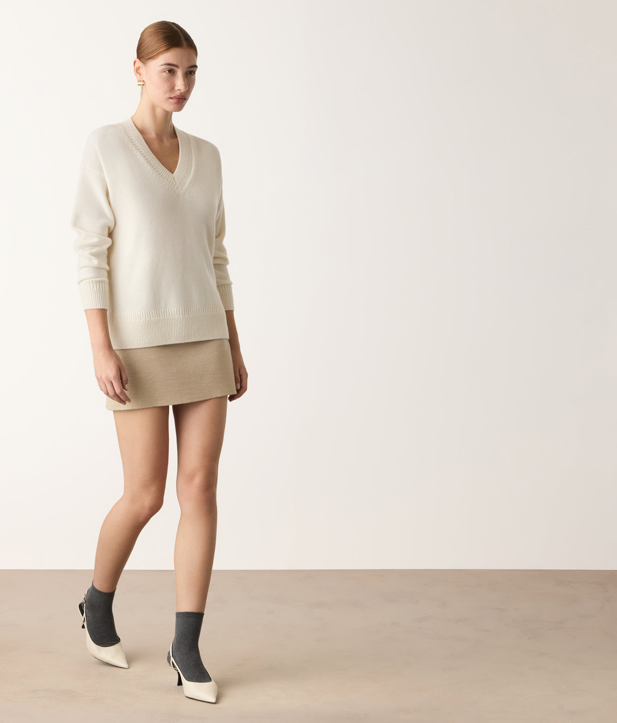 Contour Varied-Rib Cashmere V-Neck Sweater in Bow, view 5