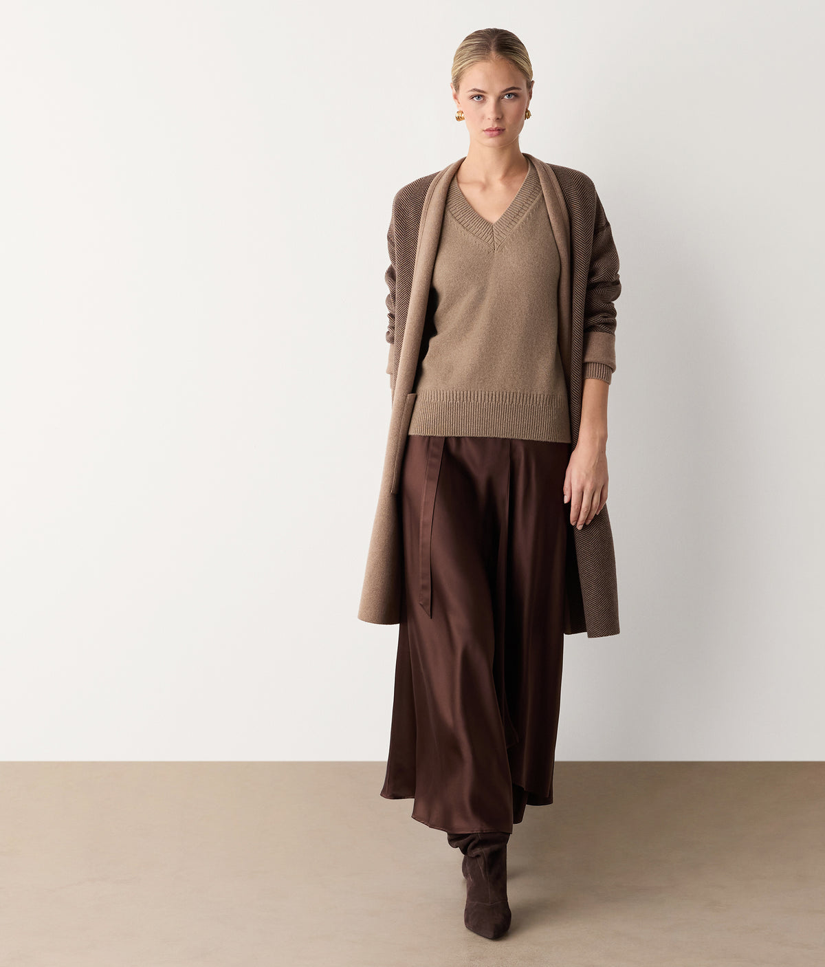 Contour Varied-Rib Cashmere V-Neck Sweater in MELANGE WHEAT, primary view