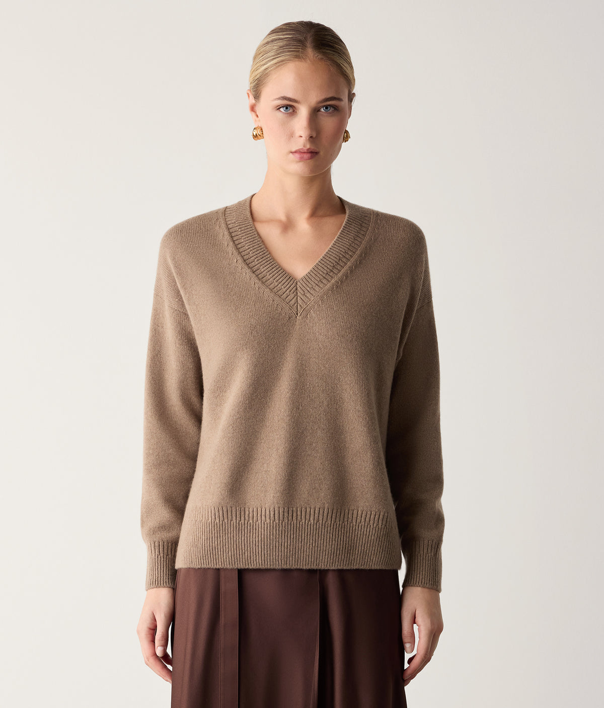 Contour Varied-Rib Cashmere V-Neck Sweater in MELANGE WHEAT, view 2
