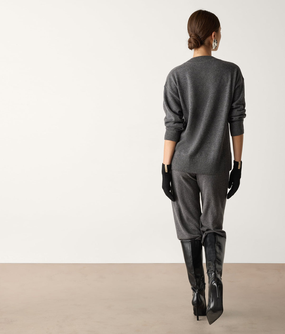 Contour Varied-Rib Cashmere V-Neck Sweater in Dark Grey Melange, view 3