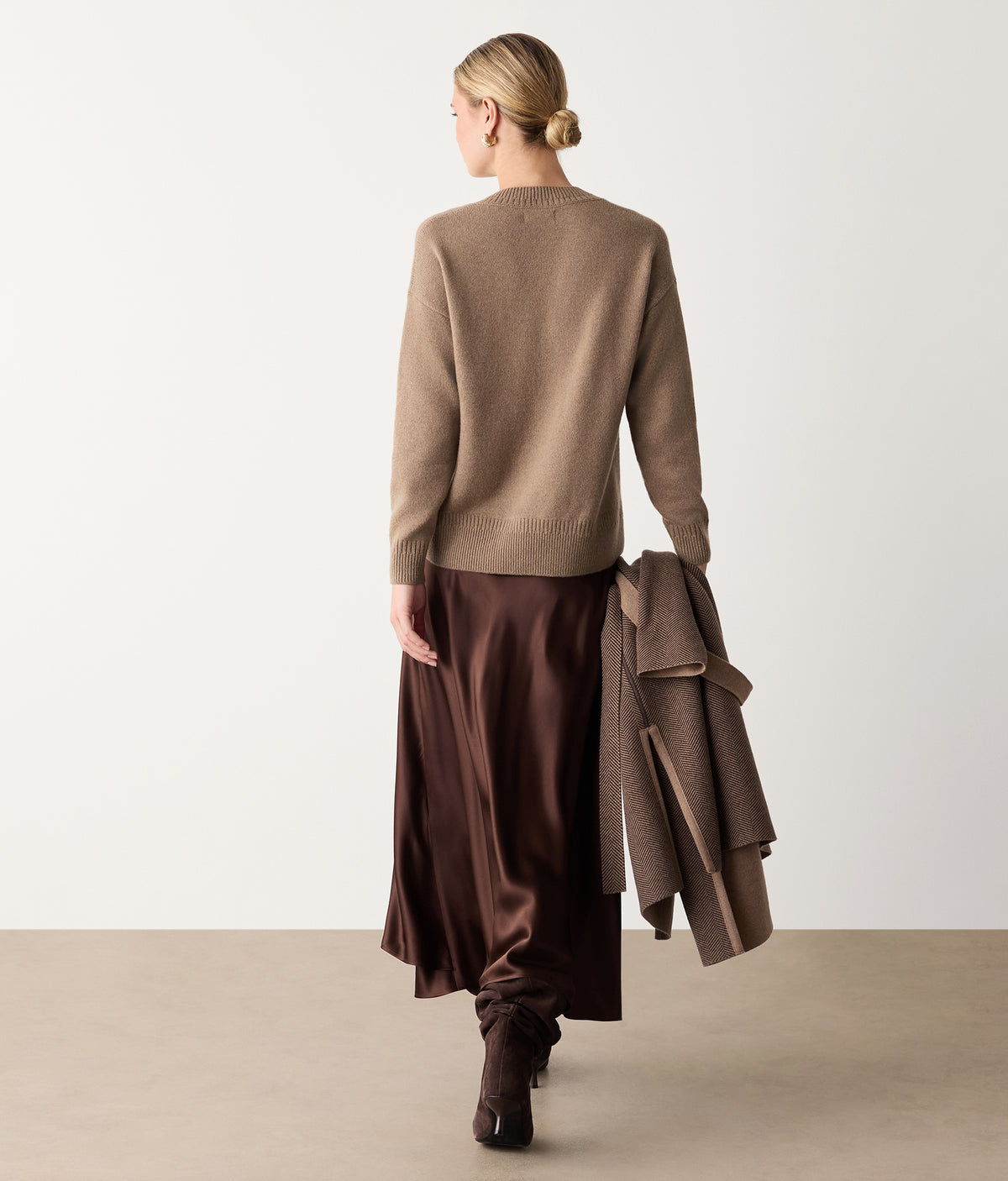 Contour Varied-Rib Cashmere V-Neck Sweater in MELANGE WHEAT, view 3