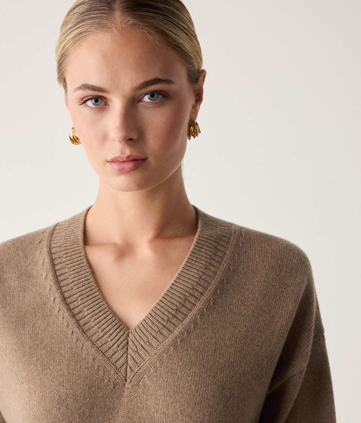 Contour Varied-Rib Cashmere V-Neck Sweater in MELANGE WHEAT, view 4