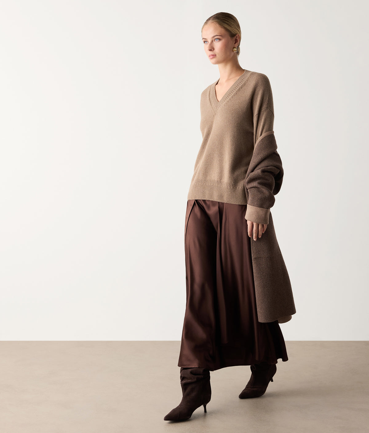 Contour Varied-Rib Cashmere V-Neck Sweater in MELANGE WHEAT, view 5