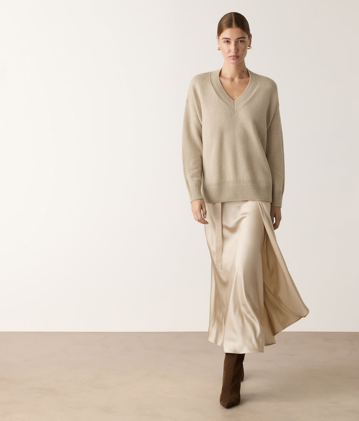 Contour Varied-Rib Cashmere V-Neck Sweater in MELANGE ROPE, primary view
