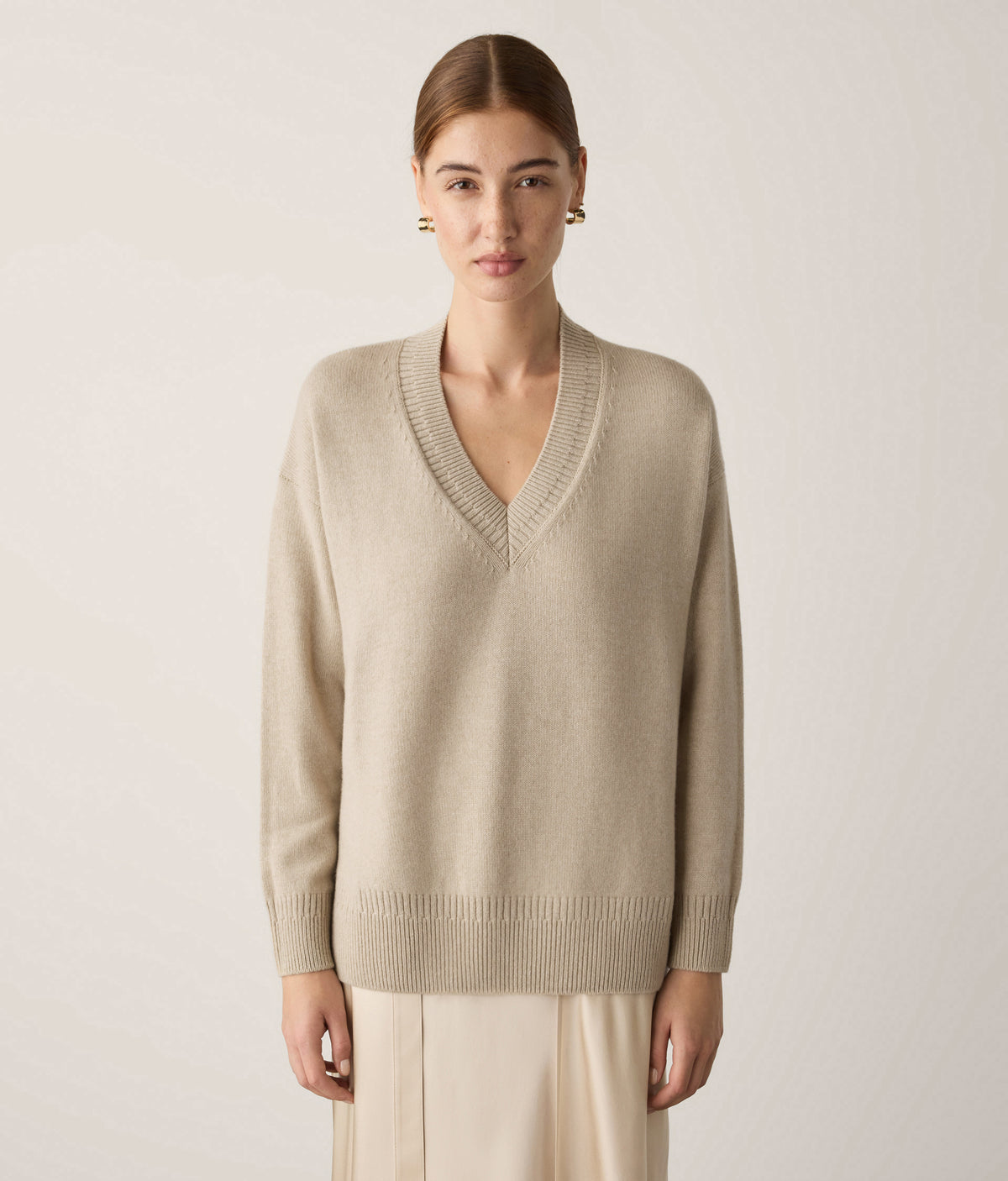 Contour Varied-Rib Cashmere V-Neck Sweater in MELANGE ROPE, view 2