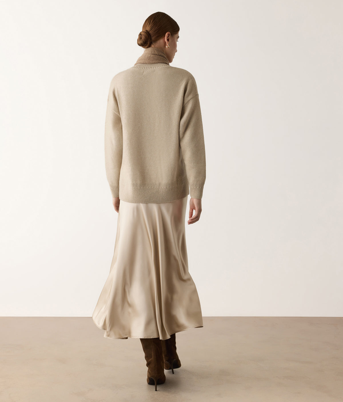 Contour Varied-Rib Cashmere V-Neck Sweater in MELANGE ROPE, view 3