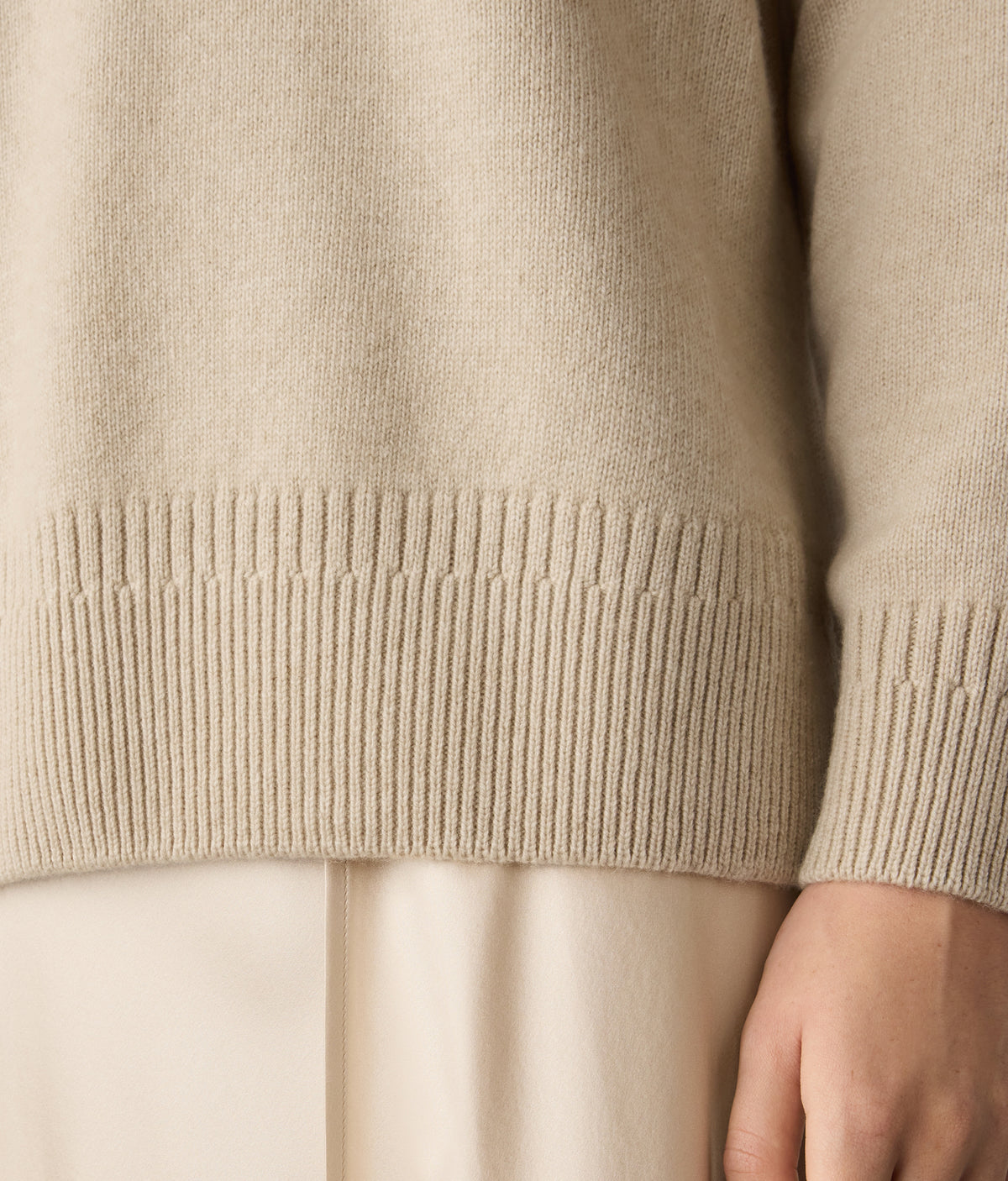 Contour Varied-Rib Cashmere V-Neck Sweater in MELANGE ROPE, view 4