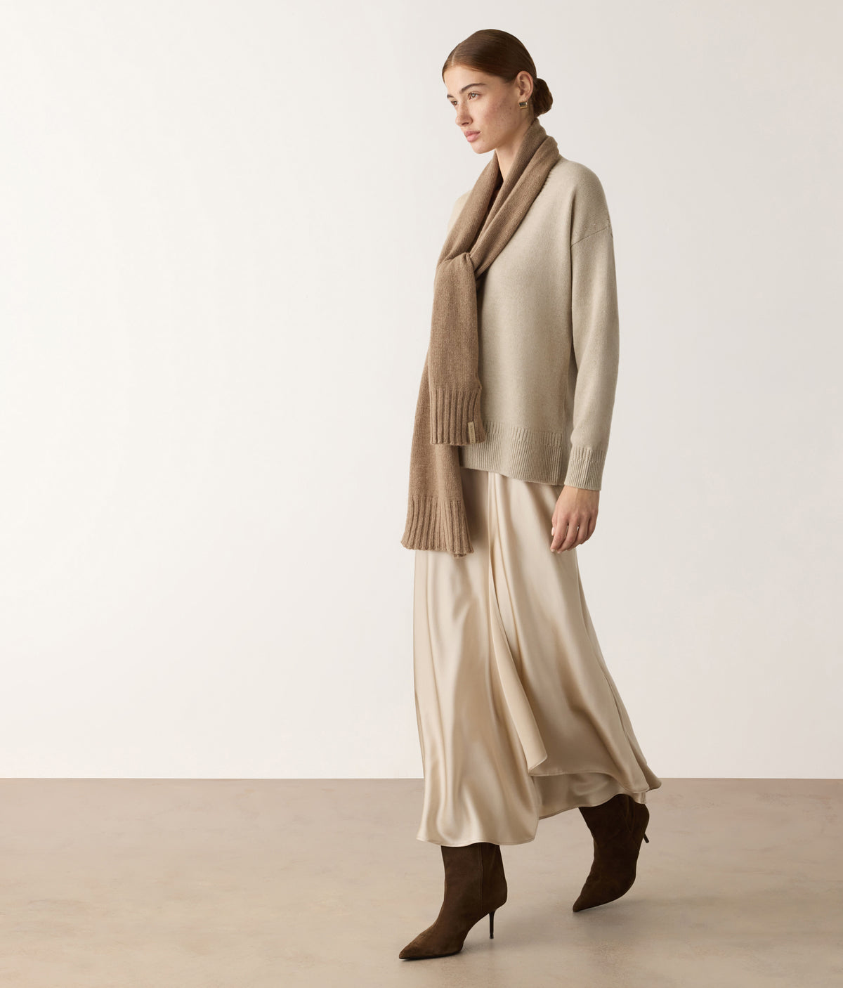 Contour Varied-Rib Cashmere V-Neck Sweater in MELANGE ROPE, view 5