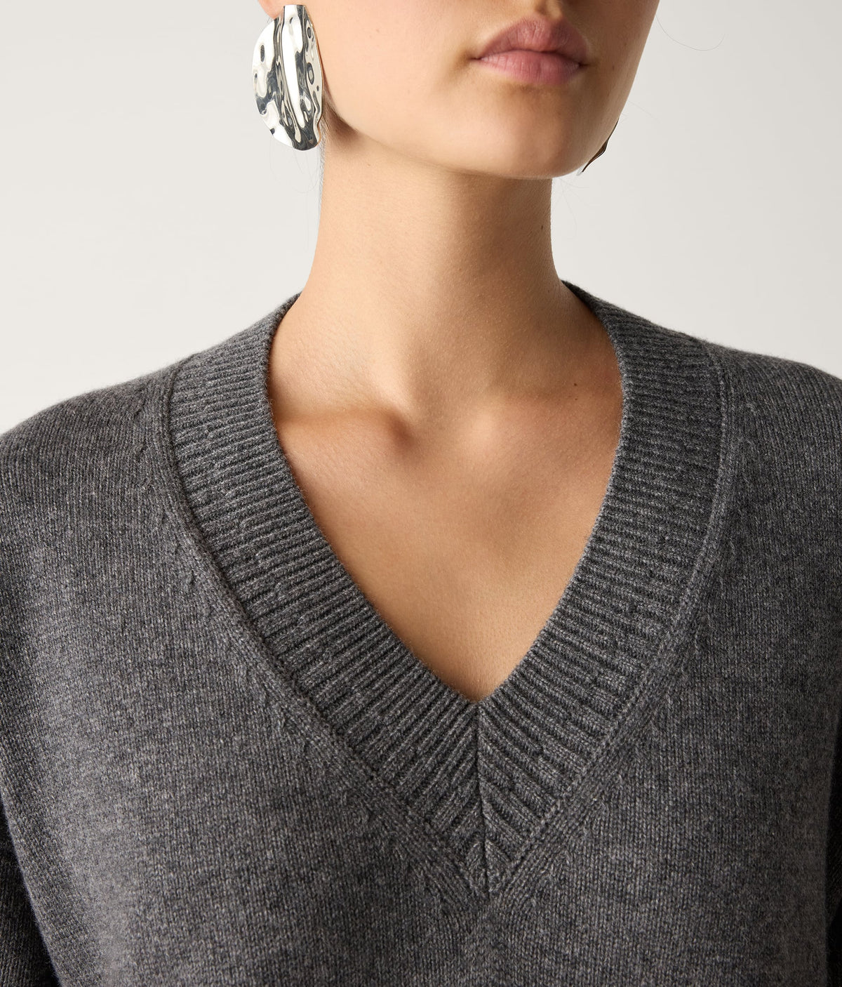 Contour Varied-Rib Cashmere V-Neck Sweater in Dark Grey Melange, view 4