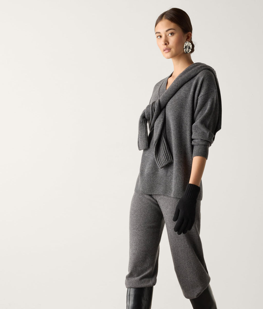 Contour Varied-Rib Cashmere V-Neck Sweater in Dark Grey Melange, view 5