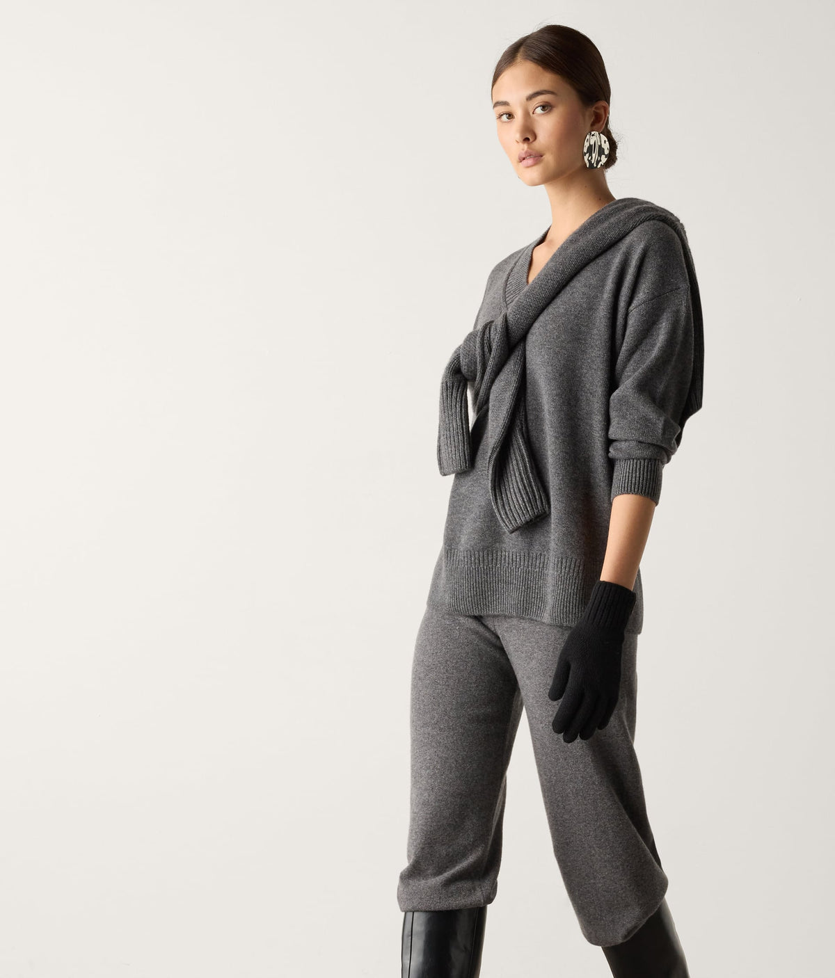 Contour Varied-Rib Cashmere V-Neck Sweater in Dark Grey Melange, view 5