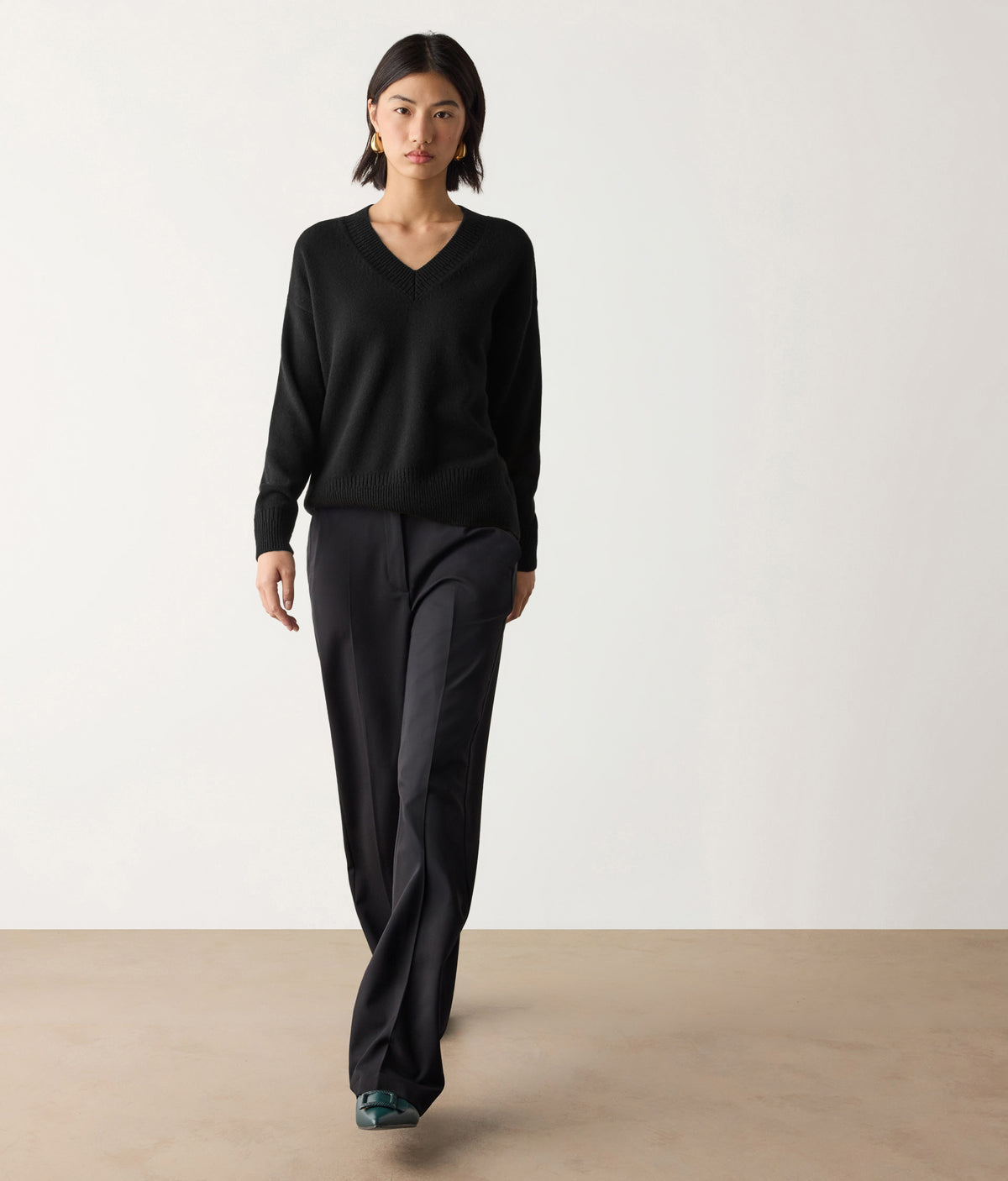 Contour Varied-Rib Cashmere V-Neck Sweater in Black, primary view