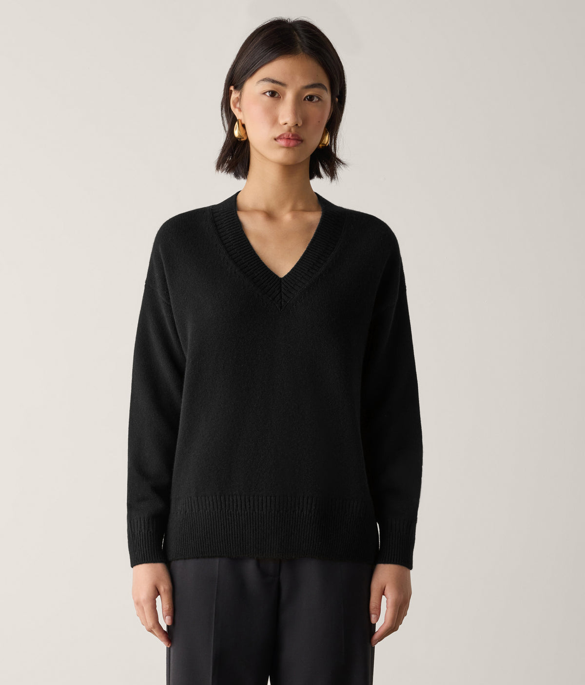 Contour Varied-Rib Cashmere V-Neck Sweater in Black, view 2
