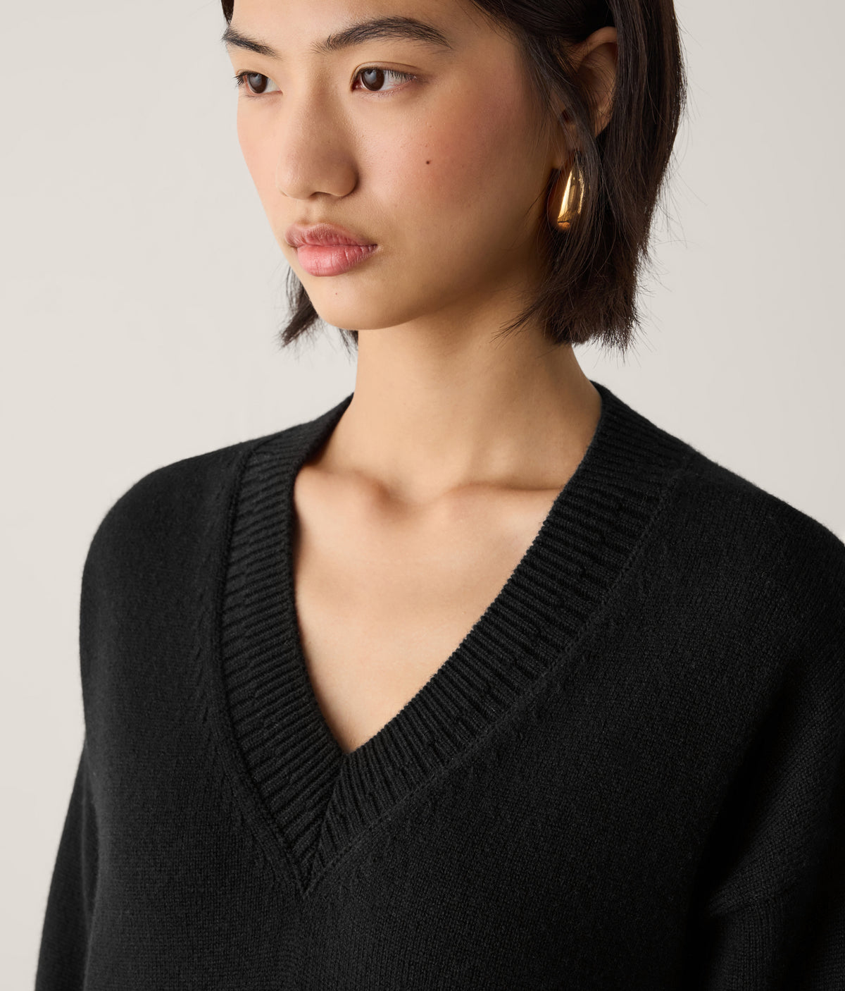 Contour Varied-Rib Cashmere V-Neck Sweater in Black, view 4