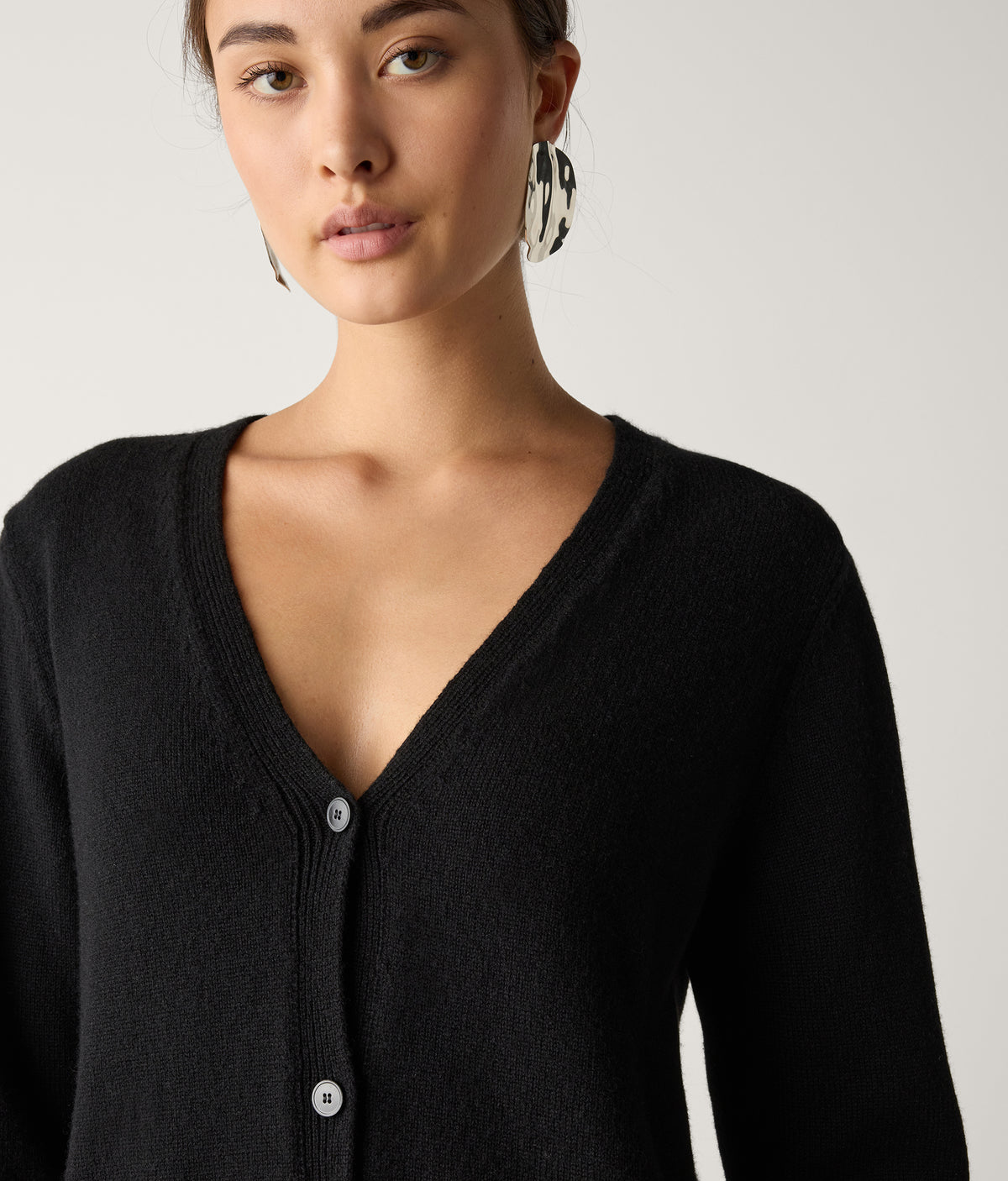Form Varied-Rib Cashmere Cardigan with Slits in Black, view 4