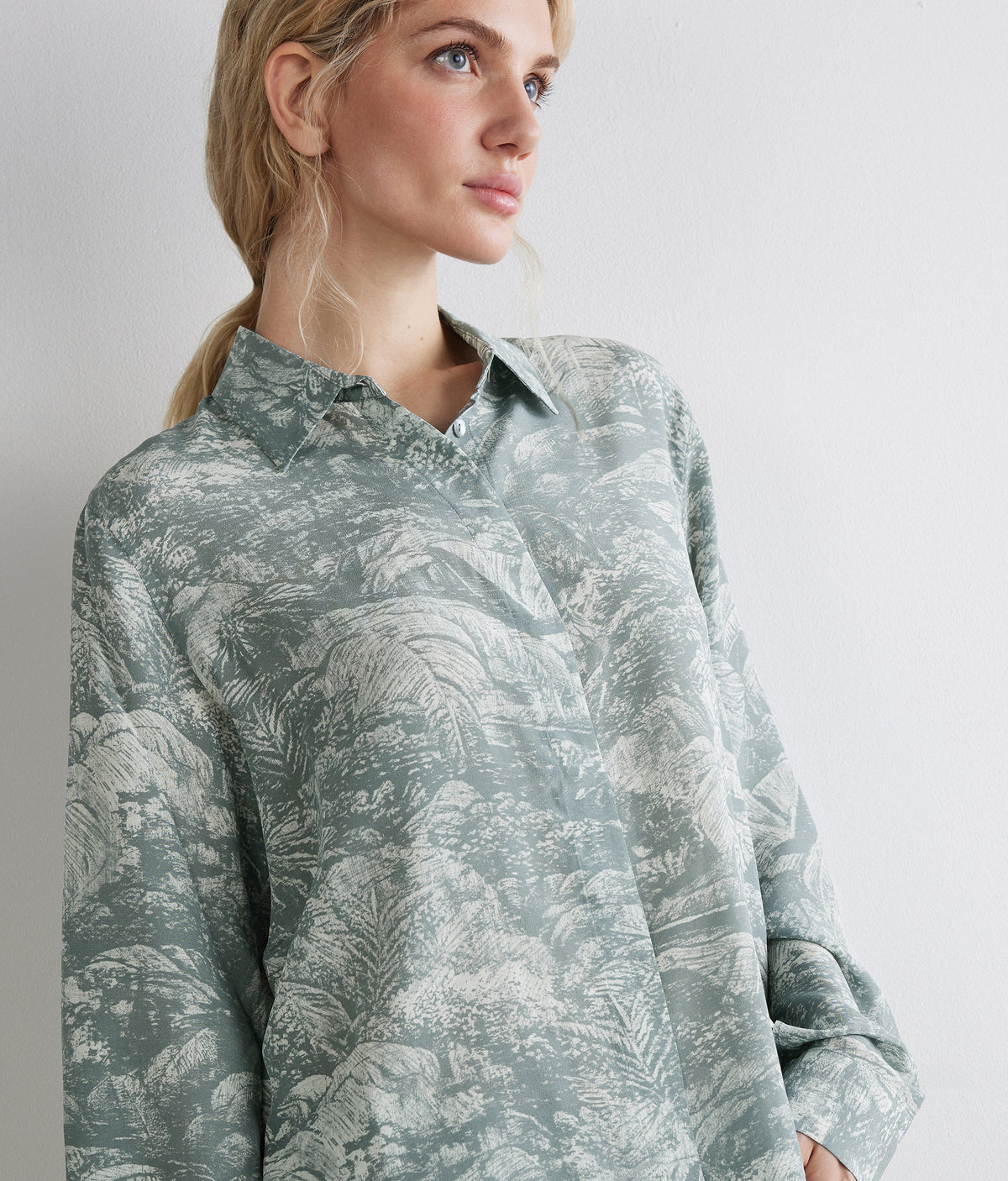 Drift Printed Silk Collared Shirt in Dark aquamarine jacquard, view 3
