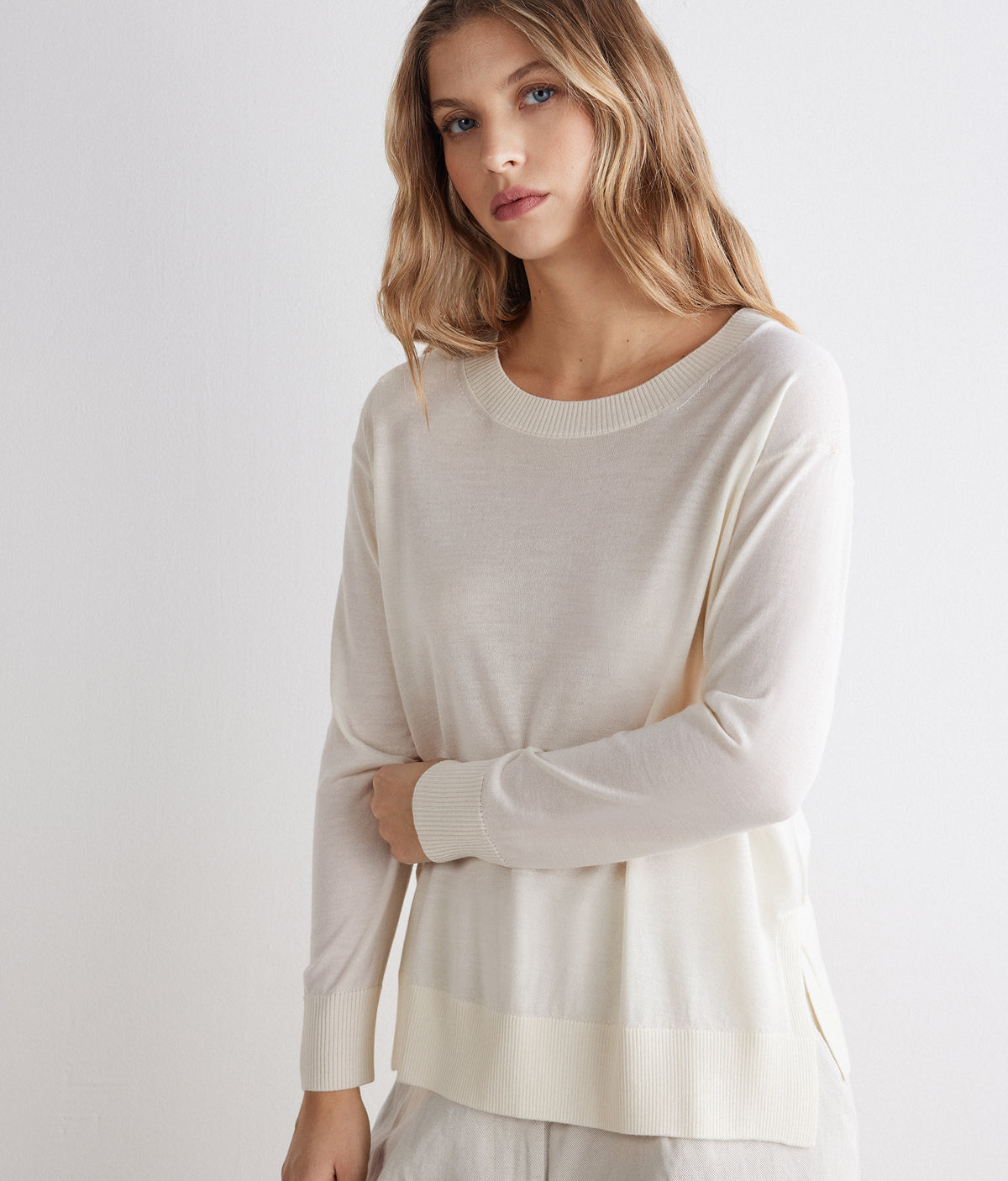 Frame Cashmere Crewneck Sweater with Slits in Bow, view 4