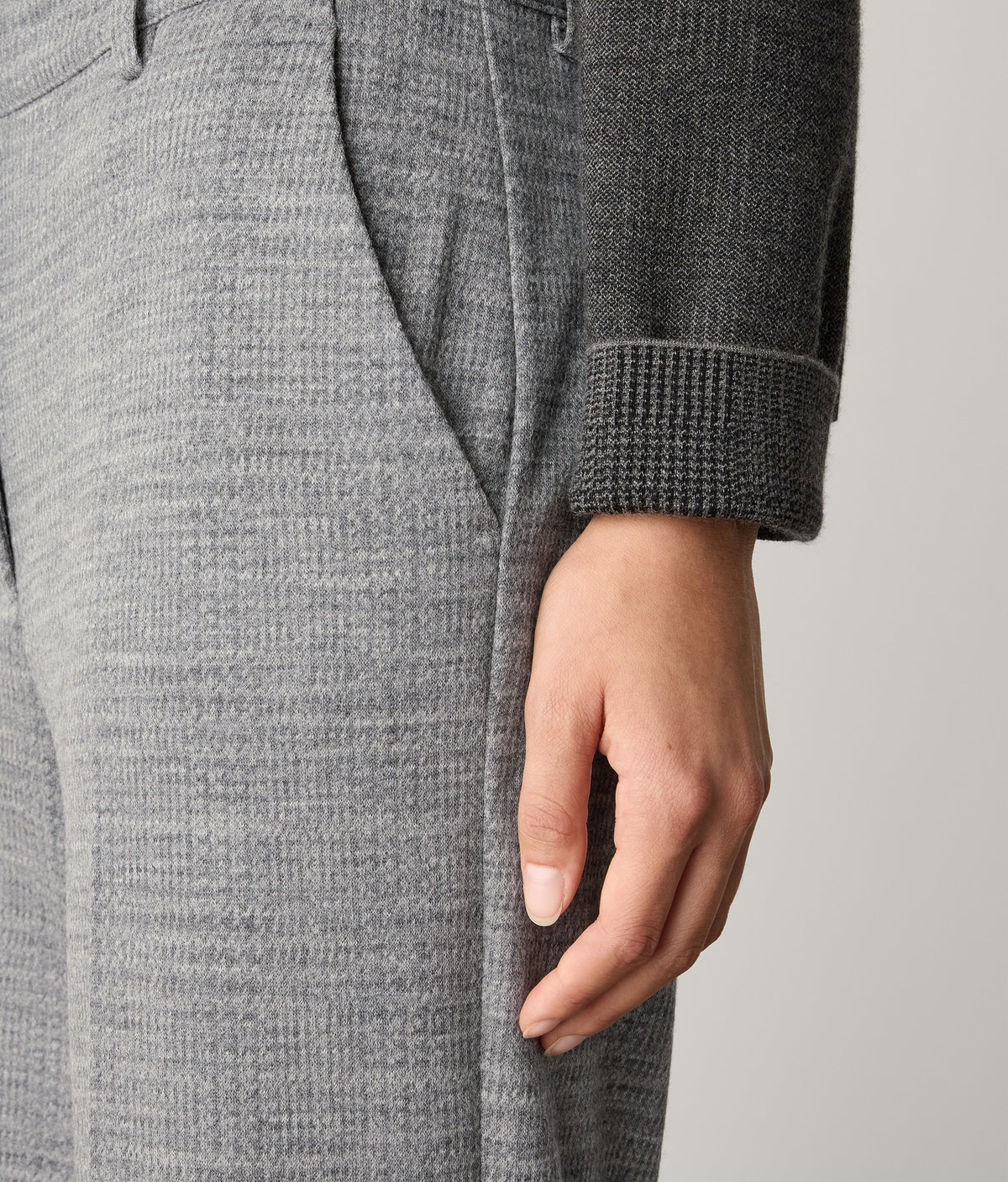Frame Houndstooth Wool Jersey Straight-Leg Pants in Grey, view 4