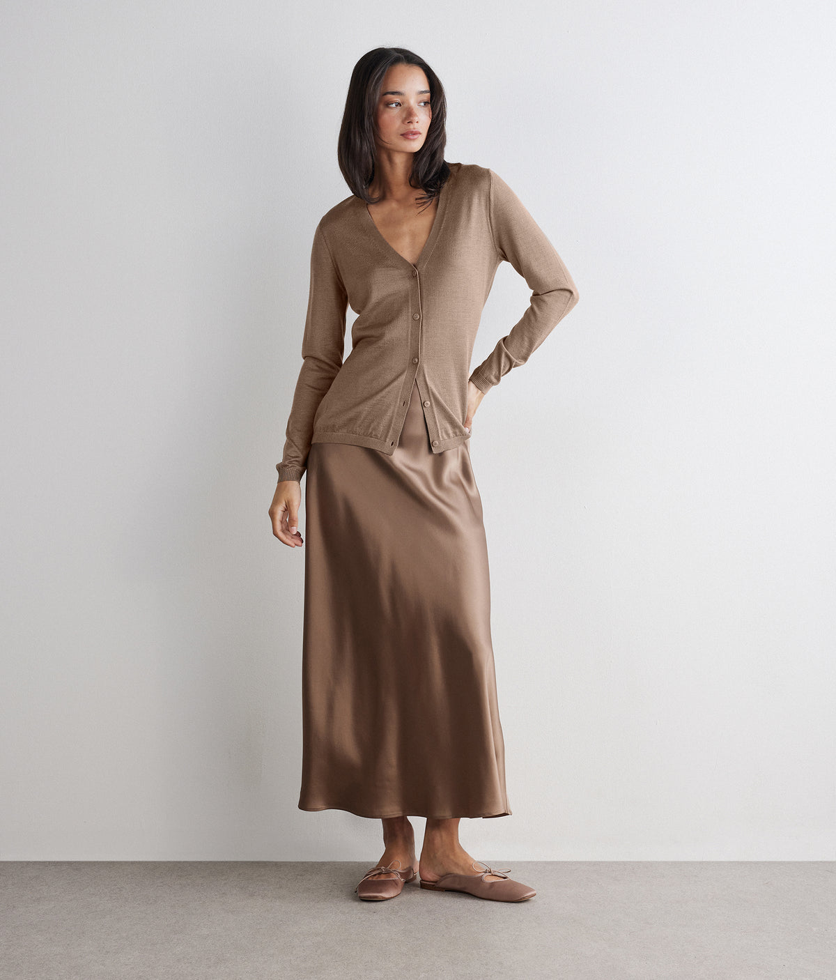 Fold Cashmere and Silk V-Neck Cardigan in MELANGE WHEAT, primary view
