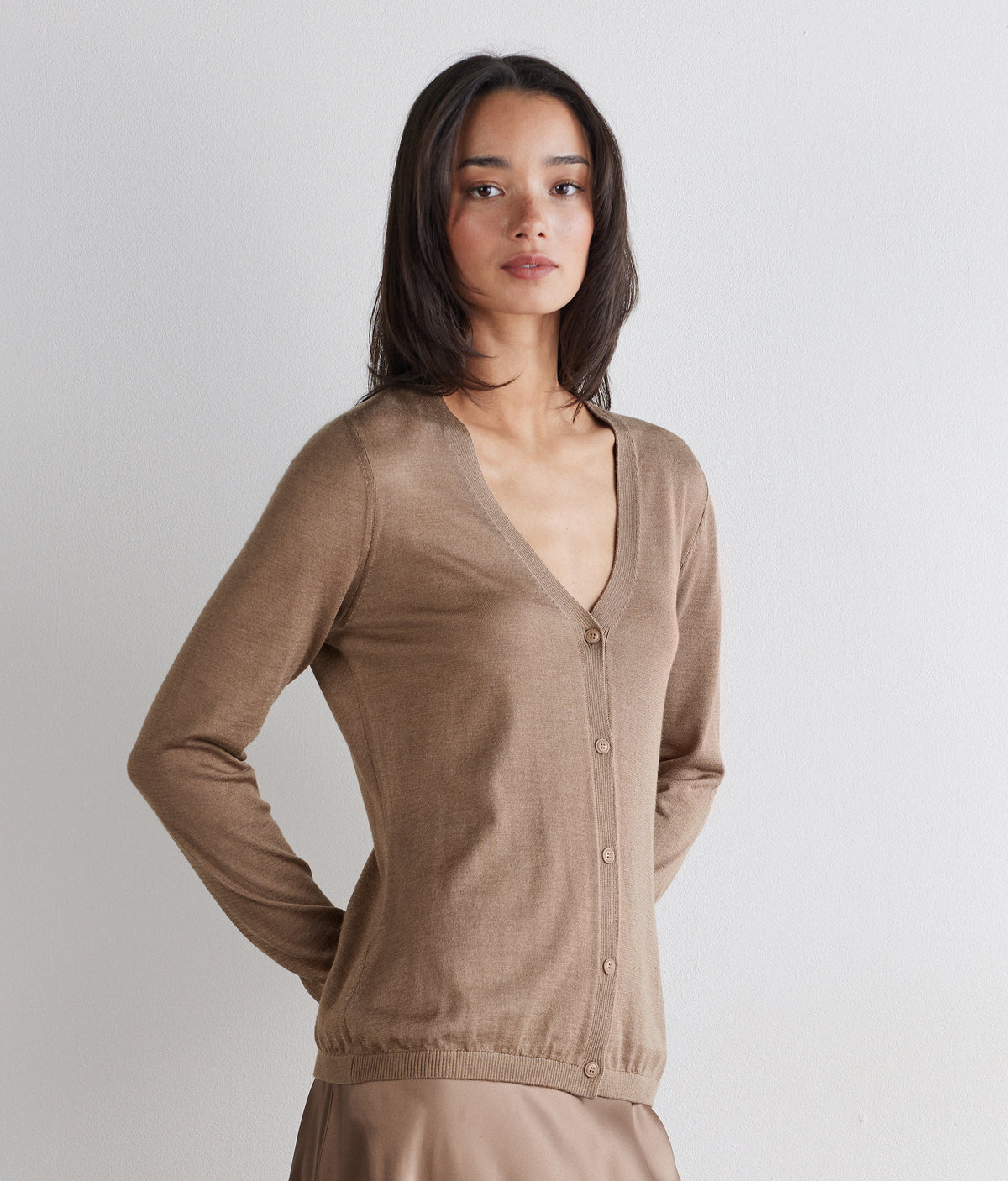 Fold Cashmere and Silk V-Neck Cardigan in MELANGE WHEAT, view 2
