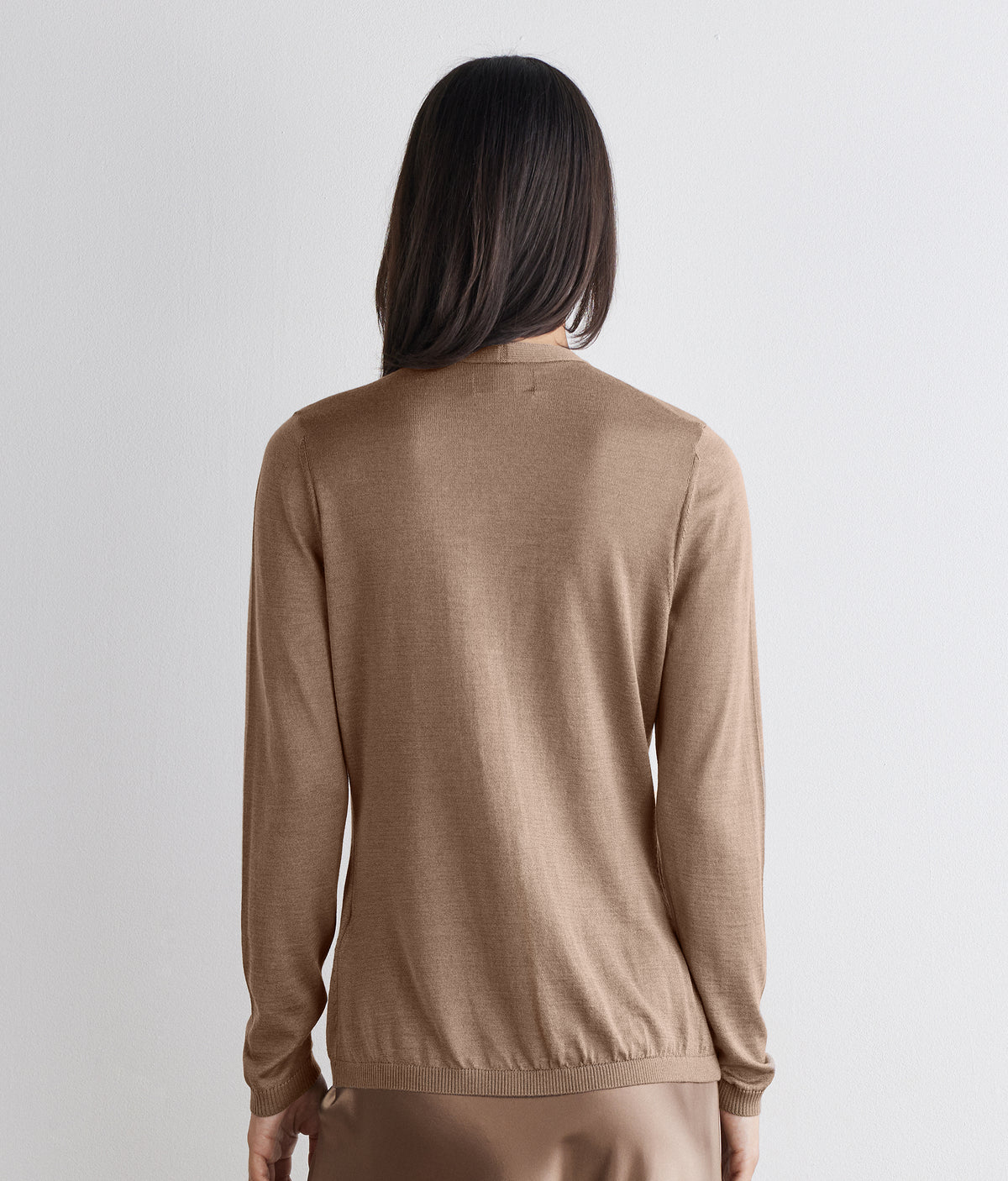 Fold Cashmere and Silk V-Neck Cardigan in MELANGE WHEAT, view 3