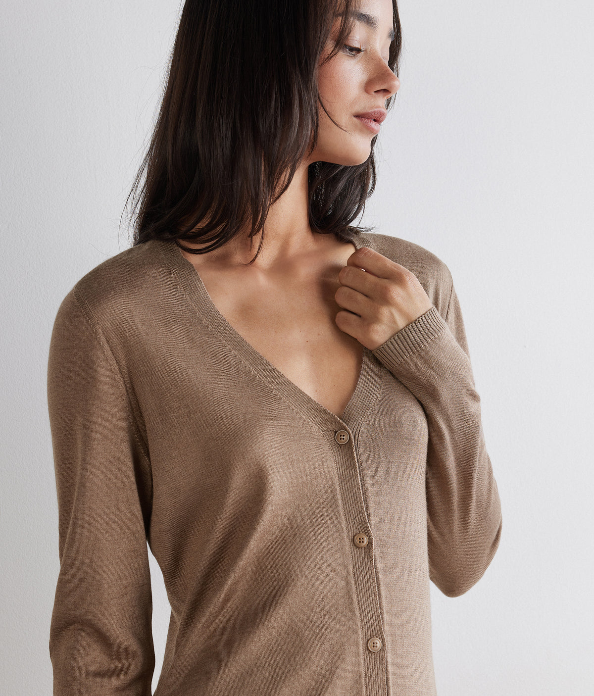 Fold Cashmere and Silk V-Neck Cardigan in MELANGE WHEAT, view 4