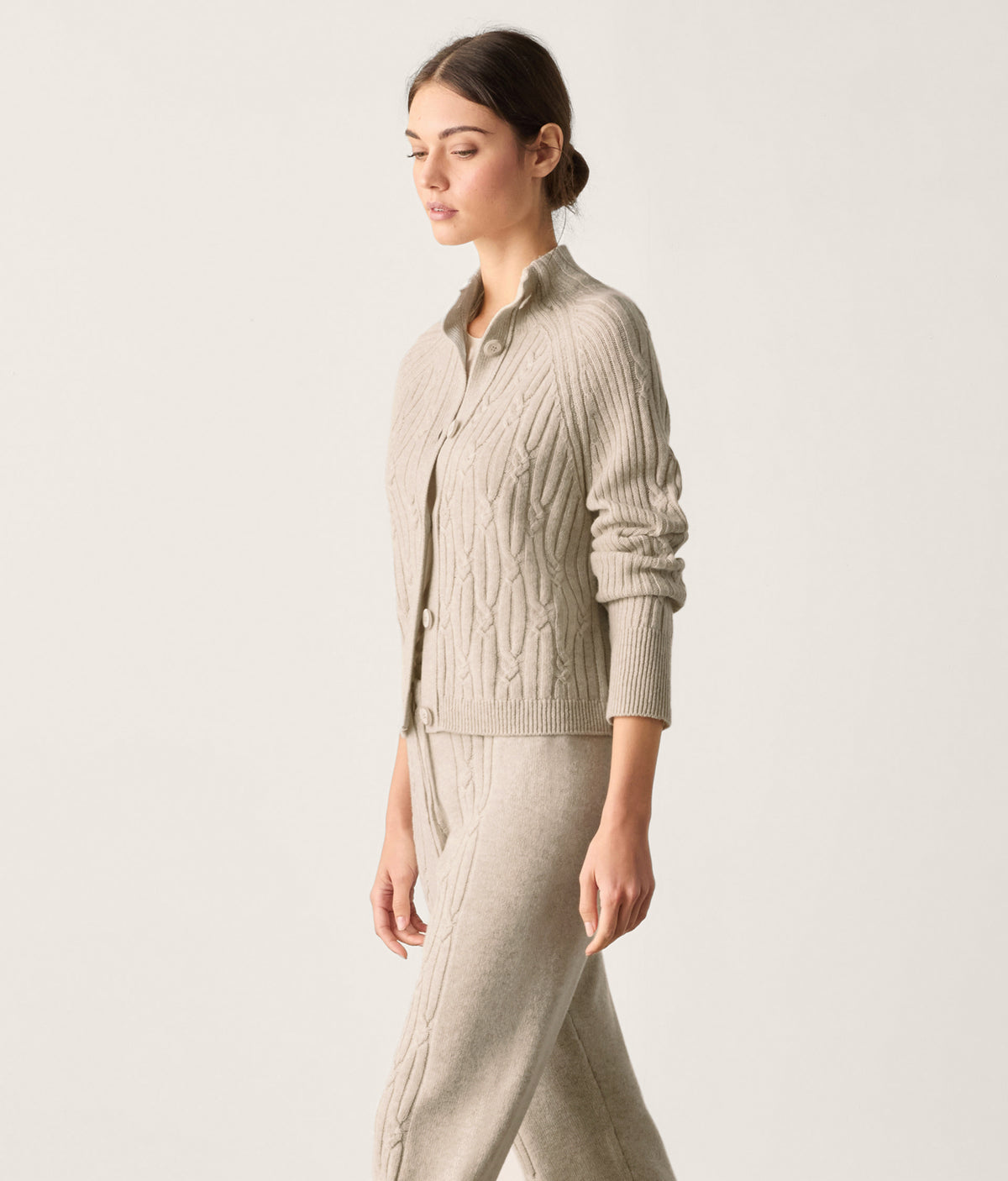 Frame Ribbed Cable-Knit Cashmere Cardigan in Stone, view 5